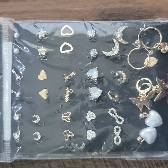 No boundaries 18 NIB earrings gold - Picture 2 of 3